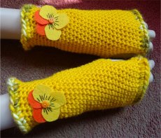 Crochet fingerless mittens with pansy