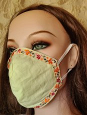 Face mask with trim